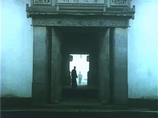 庭院里的女人剧照