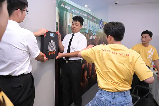 八角笼中剧照