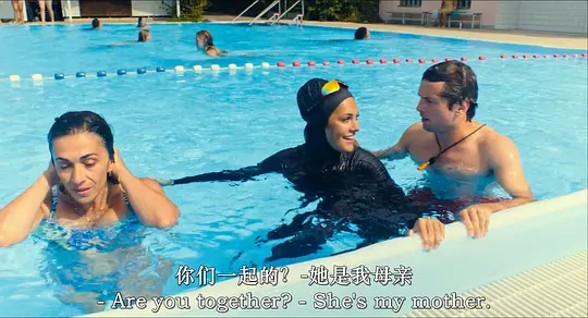 露天泳池剧照