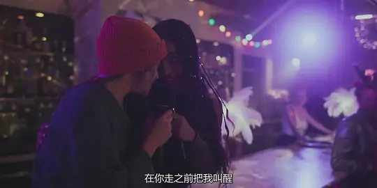 坐在酒吧里吃蛋糕剧照