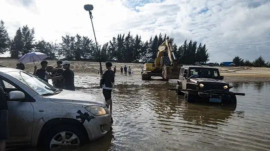 暴雨过境剧照